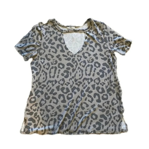 Women’s Small Animal Print Keyhole Shirt​​ - Picture 2 of 7
